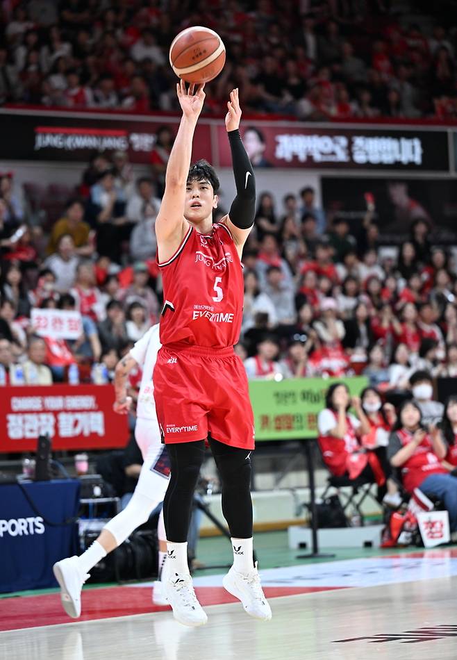 정관장 변준형이 26일 안양정관장아레나에서 열린 2025~2026 LG전자 프로농구 4강 플레이오프 2차전 KCC와 경기에서 3점슛을 던지고 있다. 사진 | KBL