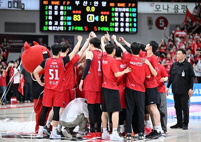 정관장 선수들이 26일 안양정관장아레나에서 열린 2025~2026 LG전자 프로농구 4강 플레이오프 2차전 KCC와 경기에서 승리한 후 하이파이브 하고 있다. 사진 | KBL