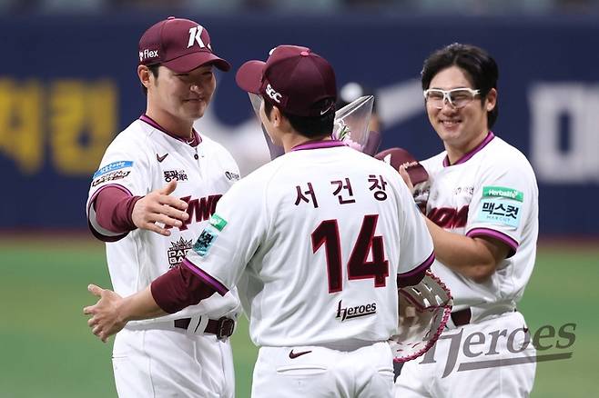 키움 박병호 코치(왼쪽)이 26일 서울 고척스카이돔에서 열린 은퇴식에서 서건창(가운데)과 포옹하고 있다. 사진 | 키움 히어로즈