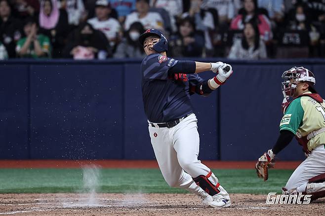 롯데 한동희가 11일 서울 고척스카이돔에서 열린 2026 KBO리그 정규시즌 키움전에서 결승 적시타를 치고 있다. 사진 | 롯데 자이언츠