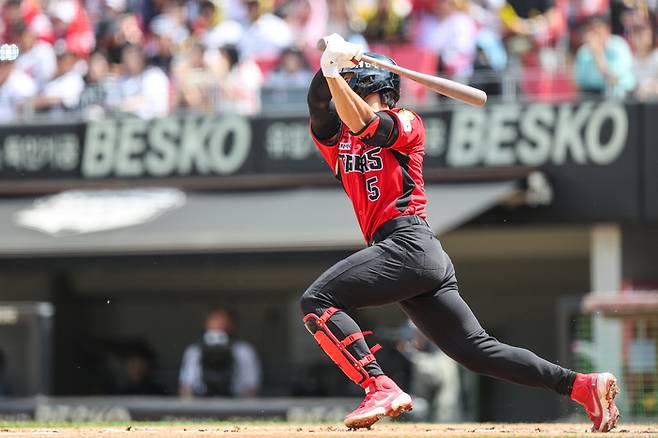 KIA 김도영이 26일 광주-기아 챔피언스 필드에서 열린 2026 KBO리그 정규시즌 롯데전에서 타격하고 있다. 사진 | KIA 타이거즈