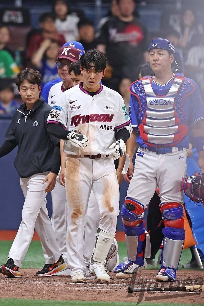 키움 박수종이 26일 서울 고척스카이돔에서 열린 2026 KBO리그 삼성전에서 사구를 맞은 뒤 더그아웃으로 향하고 있다. 사진 | 키움 히어로즈