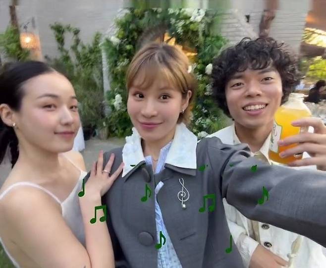 가수 차울(가운데)와 전주니(왼쪽)-오존 부부. 차울 SNS.