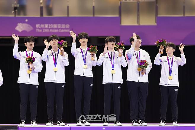 한국 LoL 대표팀이 29일 항저우 e스포츠센터에서 열린 대회 결승전에서 대만을 꺾고 금메달을 차지했다. 사진 | 공동취재단