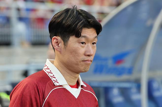 19일 경기도 수원시 수원월드컵경기장에서 열린 OGFC VS 수원삼성 레전드 매치에서 OGFC 박지성이 경기장으로 입장하고 있다. 사진 | 연합뉴스