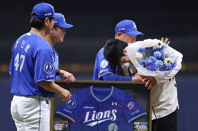 키움 박병호 코치가 26일 서울 고척스카이돔에서 열린 은퇴식에서 삼성 박진만 감독과 인사를 나누고 있다. 사진 | 삼성 라이온즈