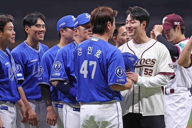 키움 박병호 코치가 26일 서울 고척스카이돔에서 열린 은퇴식에서 삼성 강민호와 얘기를 하고 있다. 사진 | 삼성 라이온즈