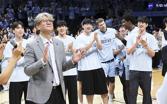소노 손창환 감독이 27일 고양소노아레나에서 열린 2025~2026 LG전자 프로농구 4강 플레이오프 3차전 LG와 경기에서 승리하며 챔피언결정전에 진출한 후 선수들과 함께 기뻐하고 있다. 사진 | 고양=연합뉴스