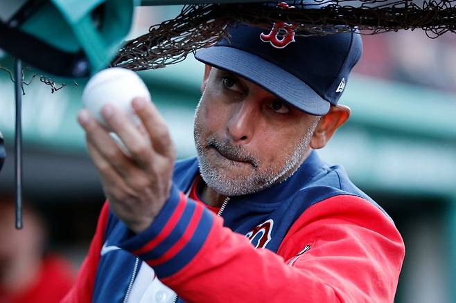 Boston Red Sox manager Alex Cora hands an autographed baseball to a fan before the start of a baseball game against the New York Yankees on Tuesday, April 21, 2026, in Boston. (AP Photo/CJ Gunther)







<저작권자(c) 연합뉴스, 무단 전재-재배포, AI 학습 및 활용 금지>
