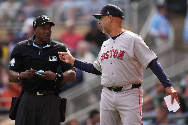 Boston Red Sox manager Alex Cora (13) talks with home plate umpire Malachi Moore during the eighth inning of a baseball game against the Minnesota Twins, Wednesday, April 15, 2026, in Minneapolis. (AP Photo/Abbie Parr)







<저작권자(c) 연합뉴스, 무단 전재-재배포, AI 학습 및 활용 금지>