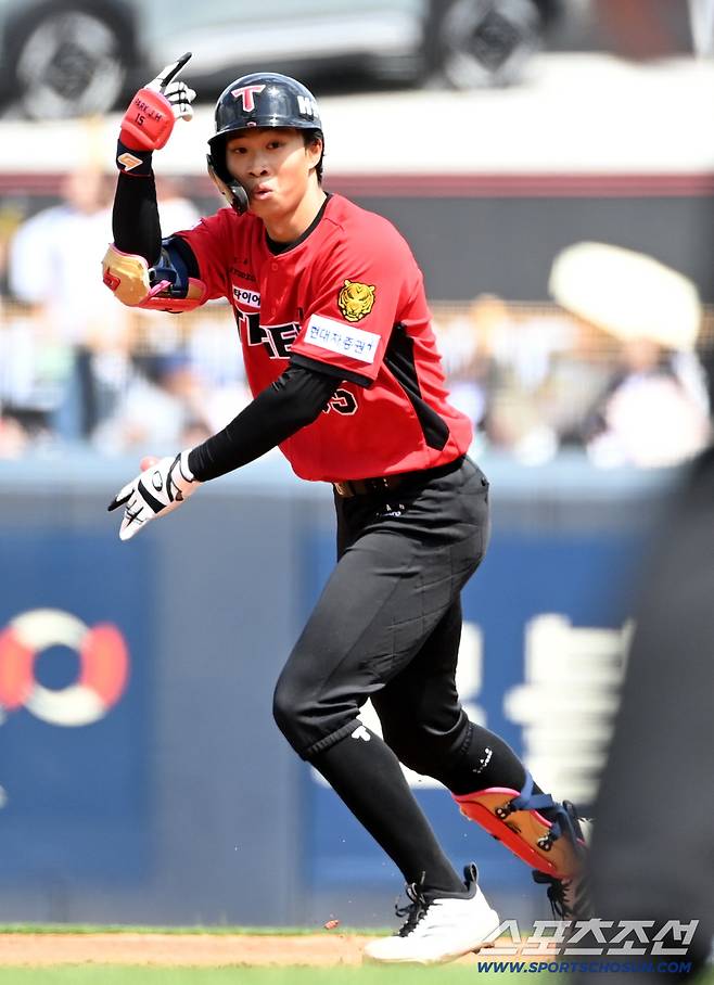 넘어갔어? 더그아웃 동료들의 이야기에 홈런임을 알게되고