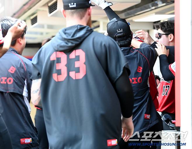 정적이 흐른 뒤 박재현에게 몰려든 형님들