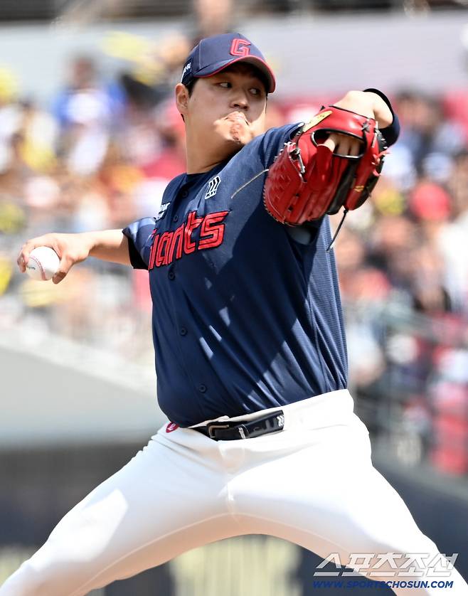 26일 광주KIA챔피언스필드에서 열린 롯데와 KIA의 경기. 롯데 선발투수 나균안이 역투하고 있다. 광주=허상욱 기자wook@sportschosun.com/2026.04.26/
