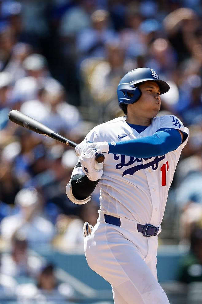 Los Angeles Dodgers designated hitter Shohei Ohtani hits a double during the fifth inning of a baseball game against the Chicago Cubs, Sunday, April 26, 2026, in Los Angeles. (AP Photo/Caroline Brehman)







<저작권자(c) 연합뉴스, 무단 전재-재배포, AI 학습 및 활용 금지>