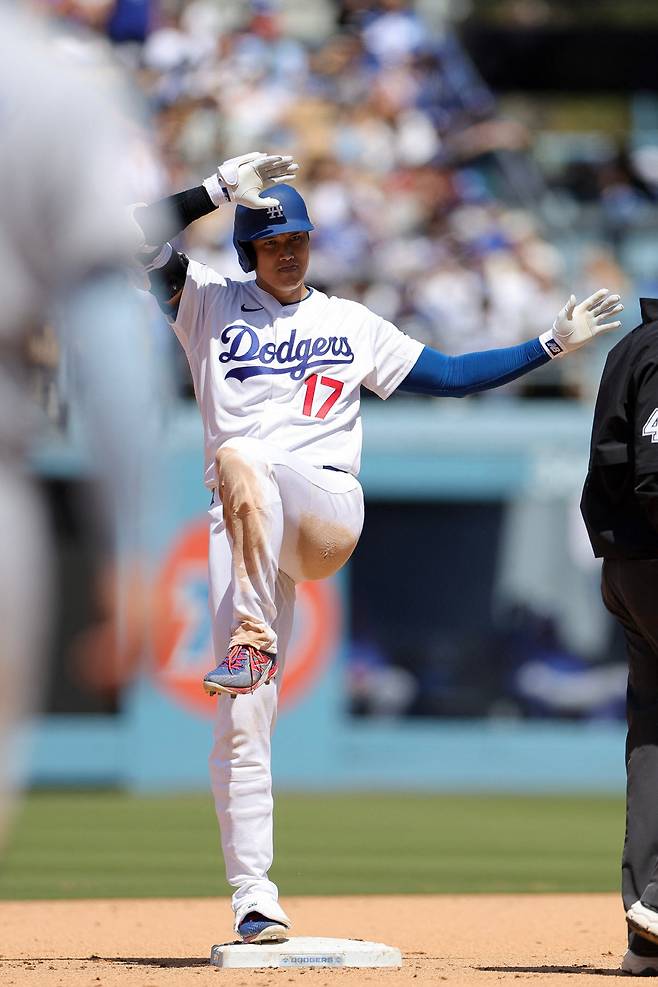 LOS ANGELES, CALIFORNIA - APRIL 26: Shohei Ohtani #17 of the Los Angeles Dodgers celebrates after hitting a double during the fifth inning of a baseball game against the Chicago Cubs at Dodger Stadium on April 26, 2026 in Los Angeles, California.   Ryan Sirius Sun/Getty Images/AFP (Photo by Ryan Sirius Sun / GETTY IMAGES NORTH AMERICA / Getty Images via AFP)







<저작권자(c) 연합뉴스, 무단 전재-재배포, AI 학습 및 활용 금지>