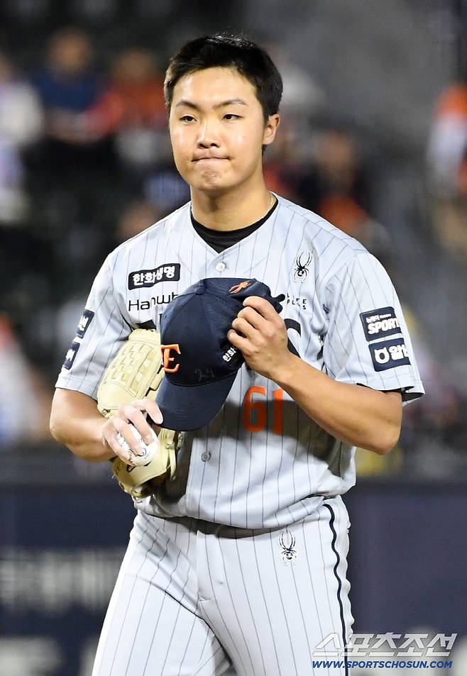 23일 잠실구장에서 열린 LG와 한화의 경기. 6회말 무사 1루 한화 정우주가 몸에 맞는 볼 직후 LG 송찬의에게 미안한 마음을 전하고 있다. 잠실=박재만 기자 pjm@sportschosun.com/2026.04.23/