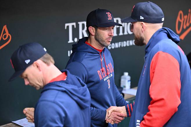BALTIMORE, MD - APRIL 26: Interim Manager Chad Tracy of the Boston Red Sox shakes hands with other coaches after earning his first win as manager following a 5-3 win over the Baltimore Orioles at Oriole Park at Camden Yards on April 26, 2026 in Baltimore, Maryland.   Jamie Sabau/Getty Images/AFP (Photo by Jamie Sabau / GETTY IMAGES NORTH AMERICA / Getty Images via AFP)







<저작권자(c) 연합뉴스, 무단 전재-재배포, AI 학습 및 활용 금지>