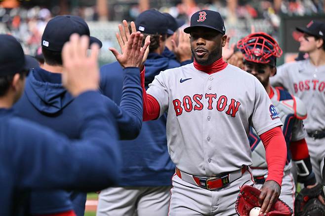 BALTIMORE, MD - APRIL 26: Aroldis Chapman #44 of the Boston Red Sox high fives coaches after the Red Sox defeated the Baltimore Orioles 5-3 at Oriole Park at Camden Yards on April 26, 2026 in Baltimore, Maryland.   Jamie Sabau/Getty Images/AFP (Photo by Jamie Sabau / GETTY IMAGES NORTH AMERICA / Getty Images via AFP)







<저작권자(c) 연합뉴스, 무단 전재-재배포, AI 학습 및 활용 금지>