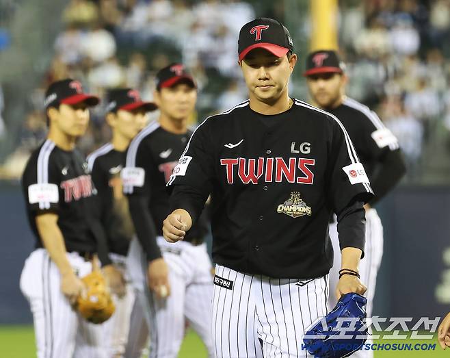 24일 잠실야구장에서 열린 LG와 두산의 경기. 9회 마운드에 올라 1아웃 잡고 통증을 호소하며 자진 강판한 LG 마무리 유영찬. 잠실=송정헌 기자songs@sportschosun.com/2026.04.24/