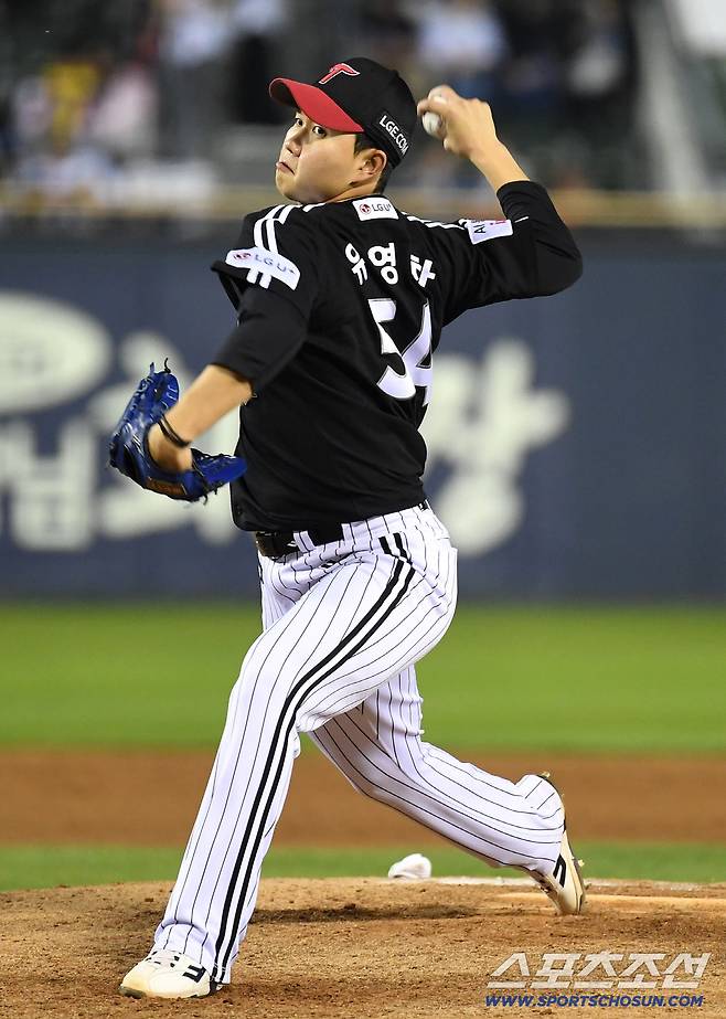 24일 잠실야구장에서 열린 LG와 두산의 경기. 9회 마운드 올라 투구하고 있는 LG 유영찬. 잠실=송정헌 기자songs@sportschosun.com/2026.04.24/