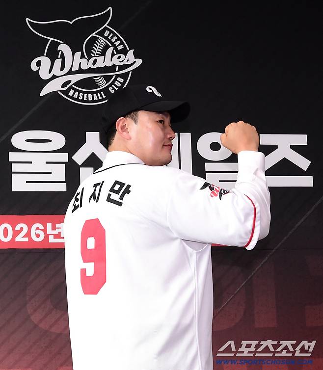 27일 울산 문수야구장에서 최지만 울산 웨일즈 입단식이 열렸다. 울산 유니폼 임고 포즈를 취하고 있는 최지만. 울산=송정헌 기자songs@sportschosun.com/2026.04.27/