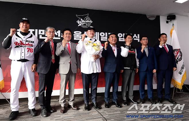 27일 울산 문수야구장에서 최지만 울산 웨일즈 입단식이 열렸다. 울산 구단 관계자들과 함께 기념 포즈를 취하고 있는 최지만. 울산=송정헌 기자songs@sportschosun.com/2026.04.27/