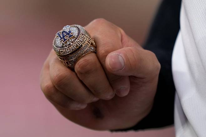 Los Angeles Dodgers' Shohei Ohtani hold his ring during a World Series ring ceremony prior to a baseball game against the Arizona Diamondbacks, Friday, March 27, 2026, in Los Angeles. (AP Photo/Mark J. Terrill)        <저작권자(c) 연합뉴스, 무단 전재-재배포, AI 학습 및 활용 금지>