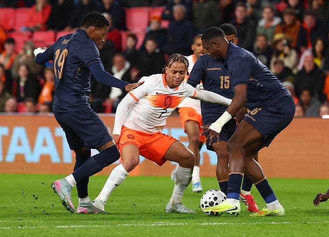Soccer Football - International Friendly - Netherlands v Ecuador - Philips Stadion, Eindhoven, Netherlands - March 31, 2026  Netherlands' Xavi Simons in action with Ecuador's Gonzalo Plata, Pedro Vite, and Willian Pacho REUTERS/Piroschka Van De Wouw        <저작권자(c) 연합뉴스, 무단 전재-재배포, AI 학습 및 활용 금지>