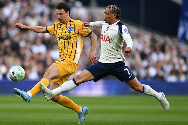 epa12898591 Tottenham Hotspur's Xavi Simons (R) and Brighton and Hove Albion's Oliver Boscagli in action during the English Premier League match Tottenham Hotspur against Brighton & Hove Albion, in London, Britain, 18 April 2026.  EPA/DANIEL HAMBURY EDITORIAL USE ONLY. No use with unauthorized audio, video, data, fixture lists, club/league logos, 'live' services or NFTs. Online in-match use limited to 120 images, no video emulation. No use in betting, games or single club/league/player publications.







<저작권자(c) 연합뉴스, 무단 전재-재배포, AI 학습 및 활용 금지>