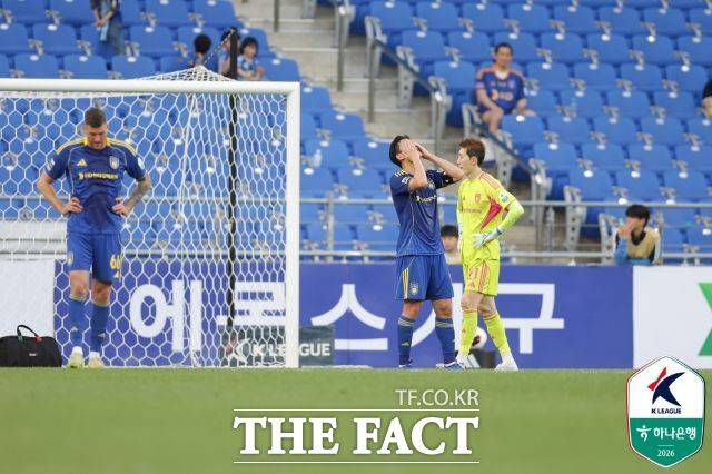 4월 26일 대전하나시티즌에 홈에서 4-1로 대패한 뒤 안타까워하는 울산 수비수들과 골키퍼 조현우(맨오른쪽)/울산=K리그