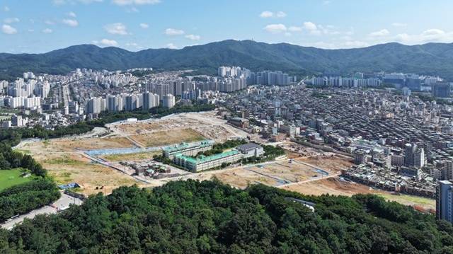 조합은 다음달 1일 임시 총회를 열고 시공사(GS건설) 선정 및 조합장 재신임 안건 등을 처리할 예정이다. 사진은 상대원2구역 재개발 현장. /성남시