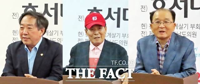 강승규 국회의원, 김시환 전 청양군수, 이석화 전 청양군수(왼쪽부터)가 27일 김홍열 청양군수 예비후보 선거사무소 개소식에 참석해 축사하고 있다. /김형중 기자