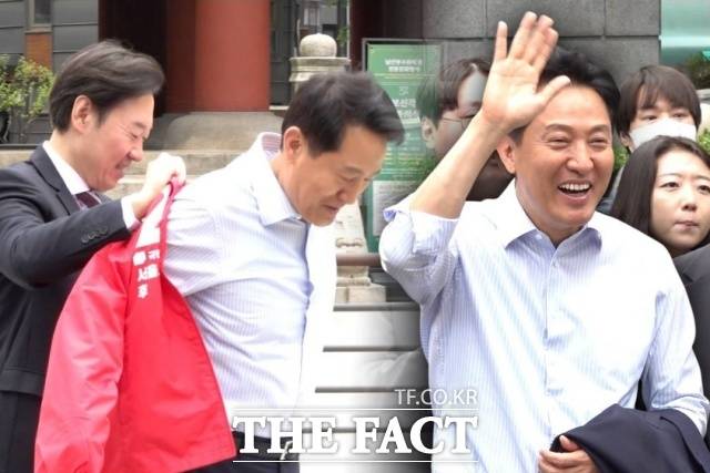 6.3 지방선거 서울시장 예비후보자 등록을 마친 오세훈 국민의힘 후보가 27일 서울 종로구 보신각 앞에서 기자회견을 앞두고 후보복을 착용하고 있다. /종로구=김민지 기자