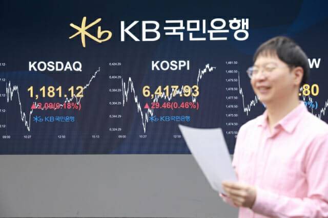 27일 코스피지수가 6600선을 돌파했다. 사진은 KB국민은행 딜링룸. (사진=KB국민은행)
