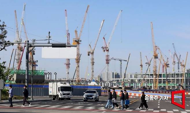 공사가 재개된 4라인(P4)과 5라인(P5) 삼성전자 평택캠퍼스 주변으로 공사차량과 출근 차량들로 분주하다. 윤동주 기자