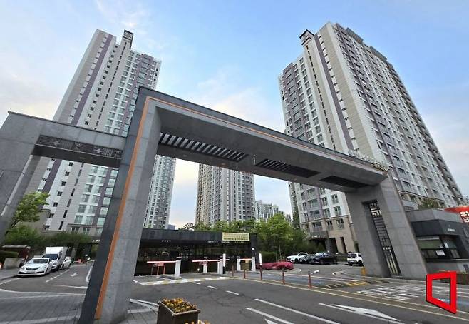 지난 24일 경기 화성시 동탄역 시범우남퍼스트빌 전경. 이 단지는 동탄역과 맞닿은 동탄역 롯데캐슬에 이어 '우포한'(우남퍼스트빌·포스코더샵·한화꿈에그린)으로 불리는 동탄2신도시 대표 단지 중 하나다. 단지 주변에는 삼성전자와 SK하이닉스 통근 셔틀버스 정류장이 있어 반도체 직장인 수요가 꾸준한 곳으로 꼽힌다. 최서윤 기자