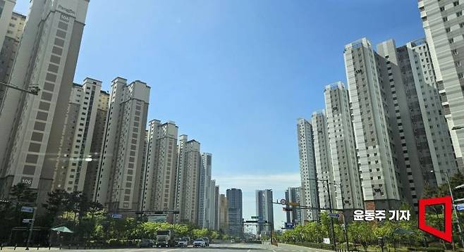 지난 24일 경기 평택시 고덕국제신도시 중심거리 주변으로 고층 아파트가 즐비하다. 윤동주 기자