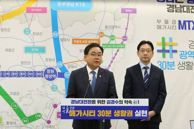 허성무 더불어민주당 경남도당 위원장이 김경수 후보 캠프 총괄상임선대위원장으로서 김 후보에 대한 지지 발언을 하고 있다. [사진=이세령 기자]