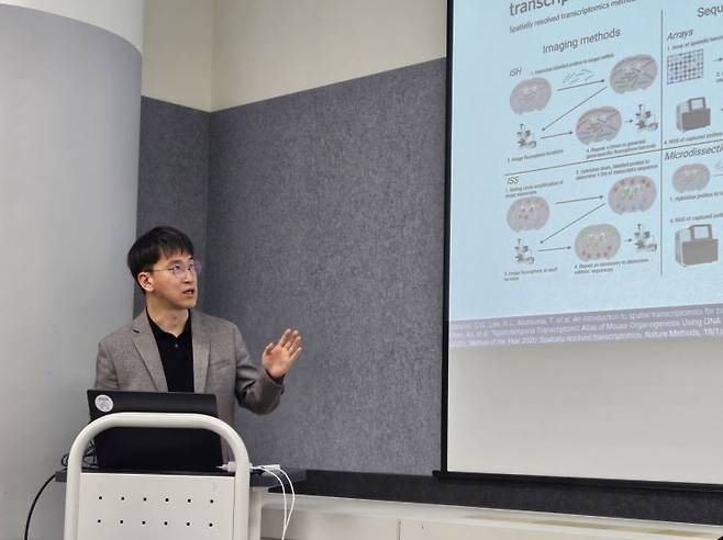 박종은 IBS 바이러스연구단 CI(연구단장) 겸 한국과학기술원(KAIST) 의과학대학원 교수가 '과학기자협회-기초과학연구원(IBS) 과학미디어아카데미'에서 '세포 지도와 인공지능으로 구현하는 우리 몸과 질병의 신비'에 대해 강연하고 있다. 김종화 기자