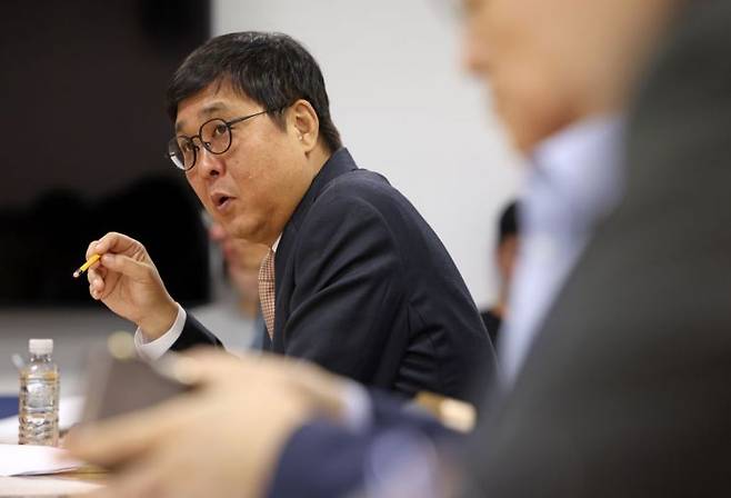 최휘영 문화체육관광부 장관이 27일 서울 종로구 국립현대미술관 서울관에서 열린 문화예술정책자문위원회 출판 분과 제2차 회의에서 위원들과 출판 분야 향후 정책 방향을 논의하고 있다. 문화체육관광부