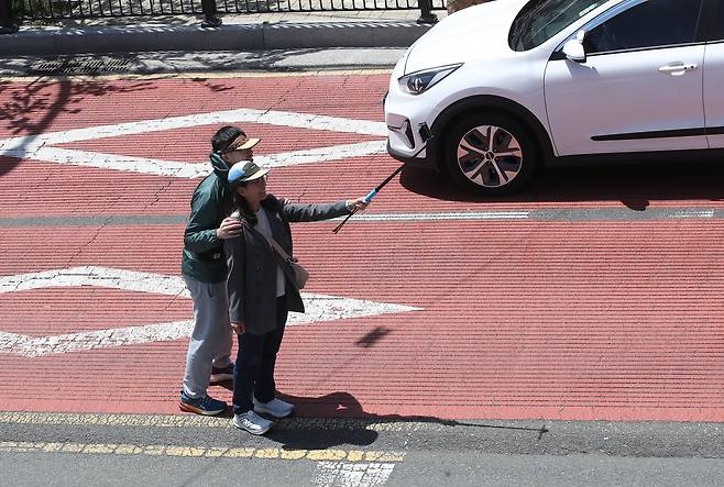 16일 오전 부산 해운대구 청사포에서 외국인 관광객들이 인생샷을 위해 도로 한복판에서 기념사진을 찍고 있다./김동환 기자