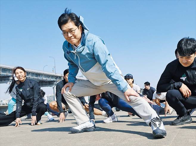 몸 푸는 정원오  정원오 전 서울 성동구청장이 25일 오전 서울 서초구 반포한강공원에서 러닝 동호회 회원들과 스트레칭을 하고 있다. / 뉴스1