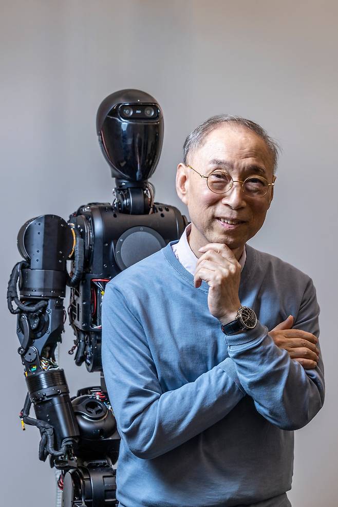 권인소 한국과학기술연구원 피지컬AI연구단장이 AI 휴머노이드 로봇 ‘케이팩스(KAPEX)’와 포즈를 취하고 있다. 그의 미션은 케이팩스의 지능을 고도화하고, 범용으로 확장 가능한 로봇 지능 모델을 구축하는 것이다. 컴퓨터 비전(영상 인식) 분야의 세계적 석학인 그는 인식형 AI, 에이전트형 AI, 피지컬 AI 순으로 연구 영역을 넓혀왔다. /이신영 영상미디어 기자