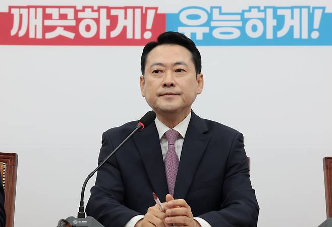 국민의힘 장동혁 대표가 24일 국회에서 제임스 헬러 주한 미국대사대리를 만난 것 등과 관련해 기자회견을 하고 있다. /남강호 기자