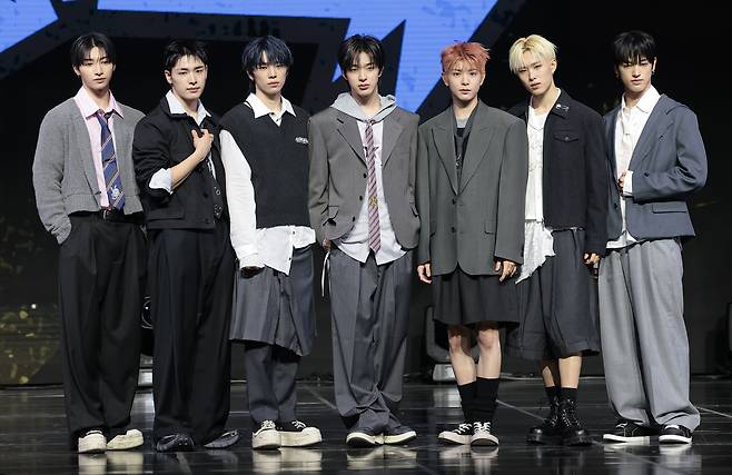 그룹 NEXZ(넥스지) 유우(왼쪽부터)와 하루, 소건, 토모야, 유키, 휴이, 세이타가 27일 서울 용산구 한남동 블루스퀘어에서 가진 싱글 2집 'Mmchk(음츠크)' 쇼케이스에서 포즈를 취하고 있다. /뉴스1