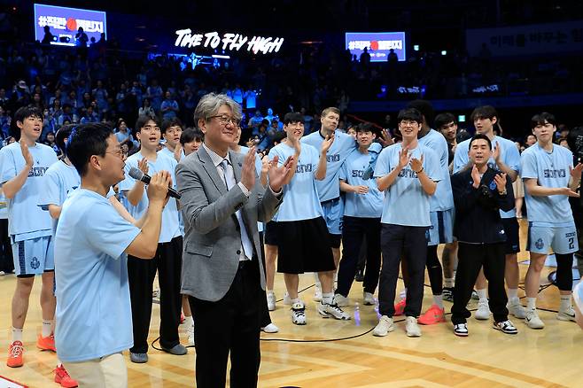 손창환 고양 소노 감독이 챔프전 진출을 확정한 뒤 팬들이 불러주는 생일 축하 노래를 듣고 있다. 손 감독은 4월30일에 50번째 생일을 맞는데, 챔피언전이 5월5일부터 시작되기 때문에 미리 축하를 받은 것이다. /뉴스 1