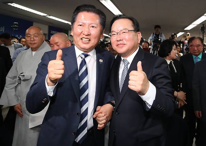 김부겸 더불어민주당 대구시장 예비후보(오른쪽)가 26일 오후 대구 달서구 선거사무소 개소식에서 정청래 대표와 포즈를 취하고 있다./뉴스1