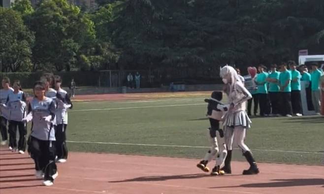 지난 24일 중국 시안의 한 대학 행사에서 춤을 추던 휴머노이드가 돌연 학생을 끌어안은 모습. /글로벌타임스 캡처