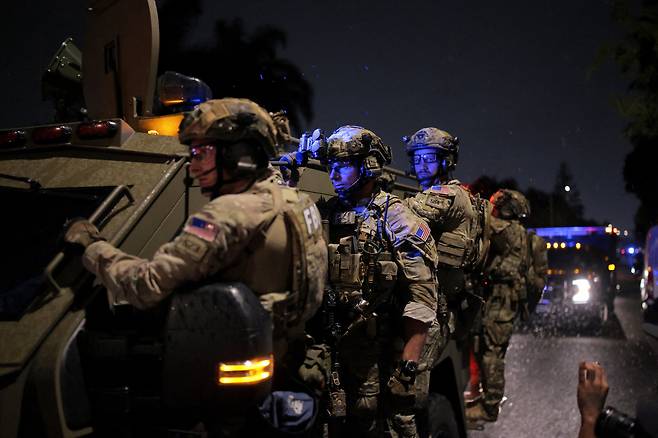 26일 미국 캘리포니아주 토런스에서 총격 사건 용의자 콜 토마스 앨런 거주지를 점검하는 FBI 요원. /연합뉴스