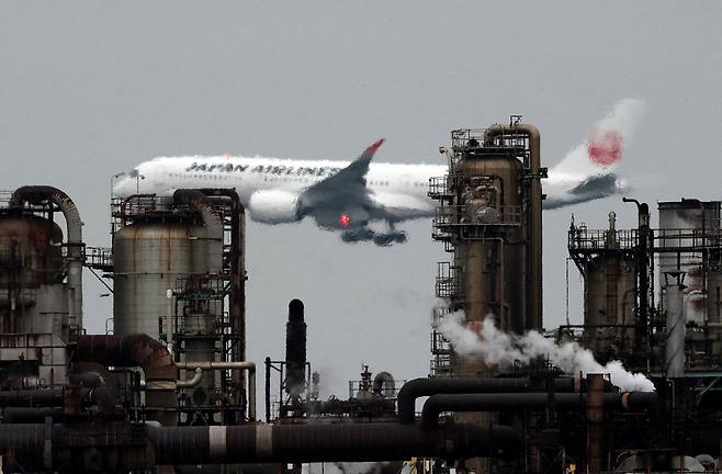 일본항공(JAL) 비행기가 도쿄 하네다 공항 착륙에 접근하면서 정유사의 정제 설비 인근을 날아가는 모습. / 로이터